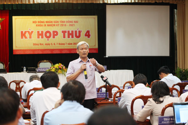 Bí thư Tỉnh ủy, Chủ tịch HĐND tỉnh Nguyễn Phú Cường phát biểu tại phiên thảo luận tổ