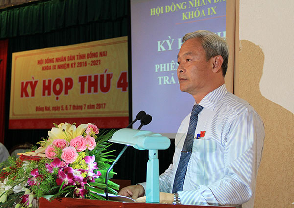 Bí thư Tỉnh ủy, Chủ tịch HĐND tỉnh Nguyễn Phú Cường báo cáo kết quả thảo luận tổ trong phiên thảo luận tổ