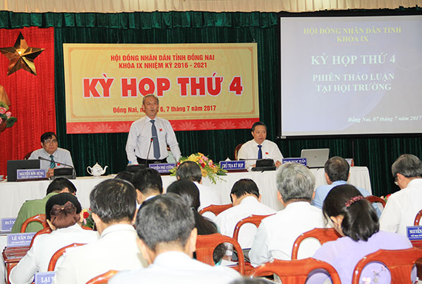 Bí thư Tỉnh ủy, Chủ tịch HĐND tỉnh Nguyễn Phú Cường điều hành phiên luận tổ tại hội trường