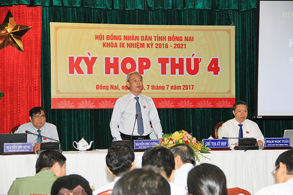 Bí thư Tỉnh ủy, Chủ tịch HĐND tỉnh Nguyễn Phú Cường điều hành phiên chất vấn tại hội trường