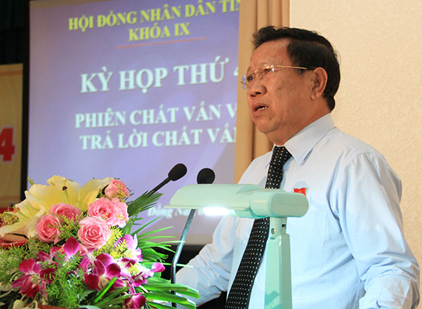 Giám đốc Sở Nông nghiệp và phát triển nông thôn Nguyễn Thành Vinh trả lời ý kiến đại biểu chất vấn