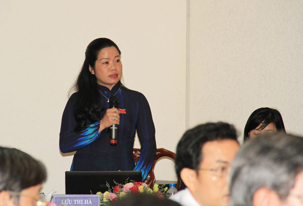 Đại biểu HĐND tỉnh tổ đại biểu huyện Trảng Bom Lưu Thị Hà đặt câu hỏi tại phiên trả lời chất vấn