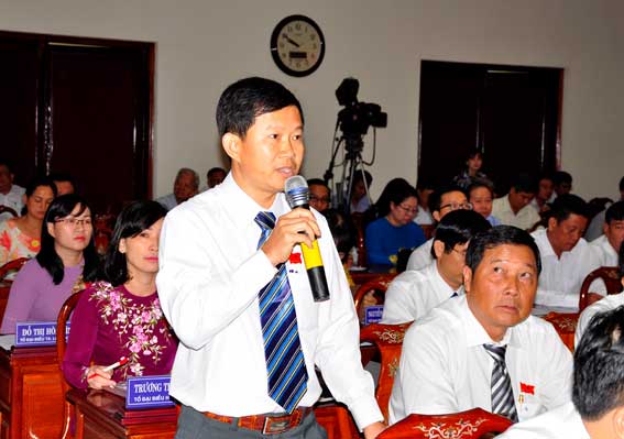 Ông Lâm Thanh Đức, đại biểu HĐND tỉnh, đơn vị huyện Xuân Lộc chất vấn các vấn đề liên quan đến y tế. 