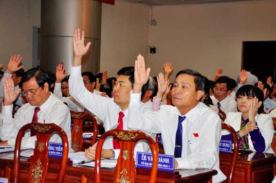 Các đại biểu biểu quyết thông qua các nghị quyết tại kỳ họp