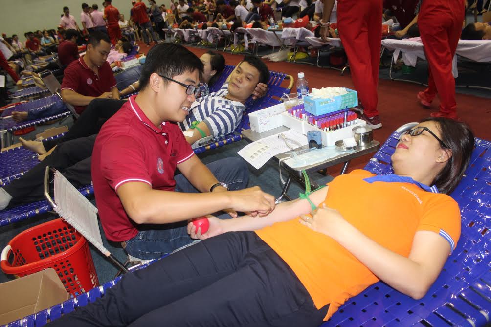 Người dân trong tỉnh tham gia hiến máu tại ngày hội hiến máu “Tình người Đồng Nai”.