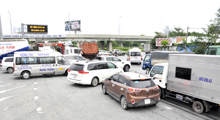 Tại nút giao quốc lộ 51 với đường cao tốc TP.Hồ Chí Minh - Long Thành - Dầu Giây, phương tiện di chuyển rất lộn xộn.