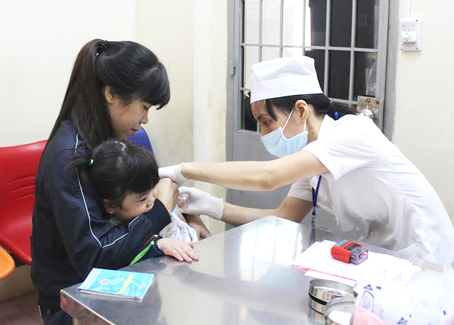 Nhân viên Trung tâm y tế dự phòng Đồng Nai tiêm ngừa cho trẻ. Ảnh: Đặng Ngọc
