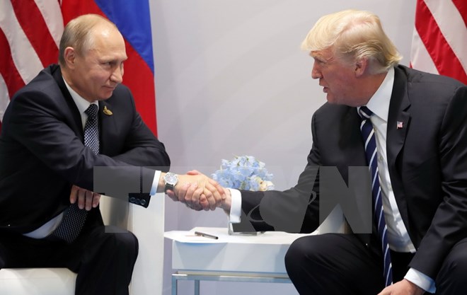 Tổng thống Nga Vladimir Putin (trái) và Tổng thống Mỹ Donald Trump trong cuộc gặp bên lề Hội nghị thượng đỉnh G20 ở Hamburg, Đức ngày 7/7. (Nguồn: AFP/TTXVN)