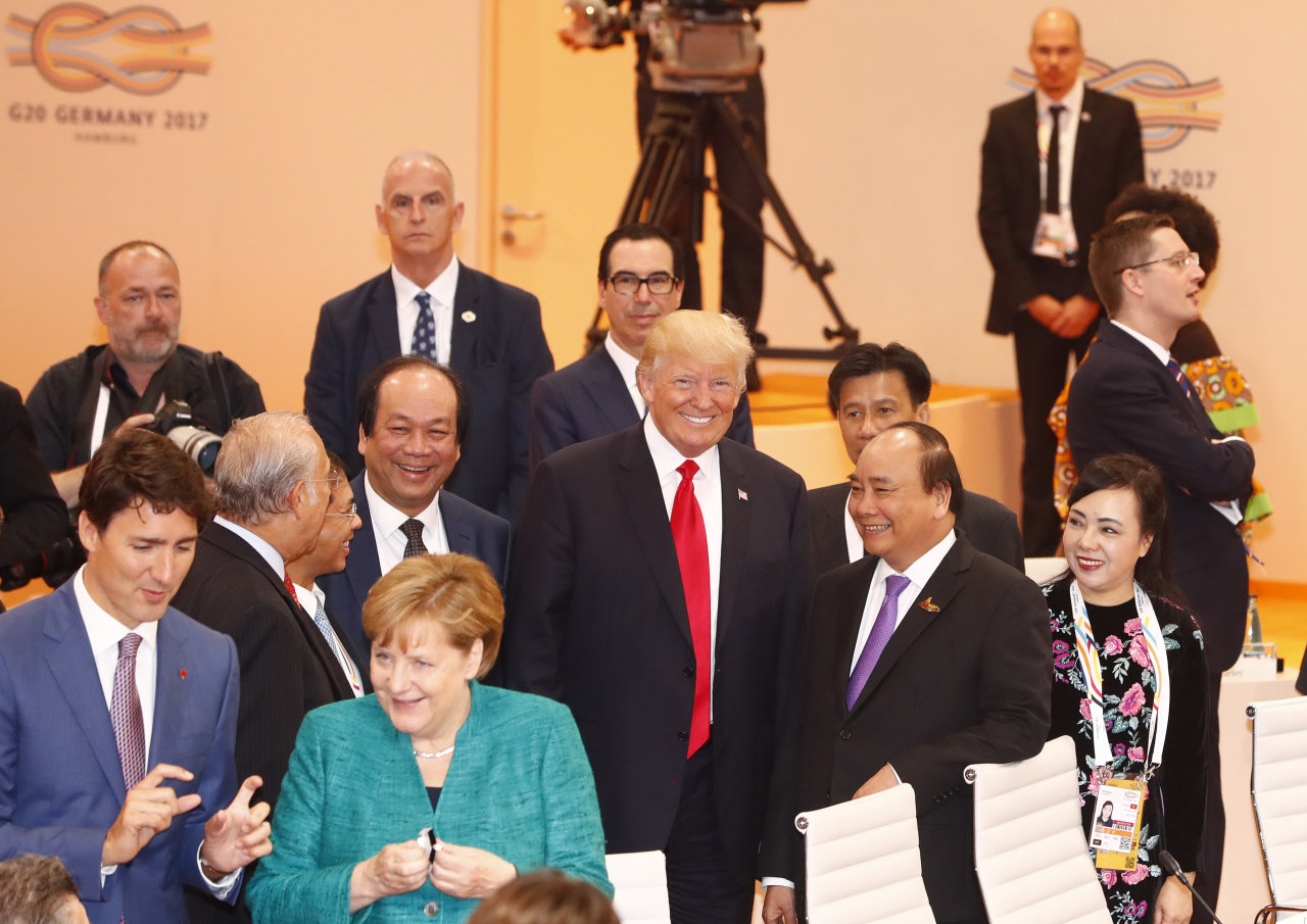 Thủ tướng Nguyễn Xuân Phúc (bìa phải) dự một phiên họp của Hội nghị Thượng đỉnh G20 tại Hamburg (Đức) - Nguồn TTXVN