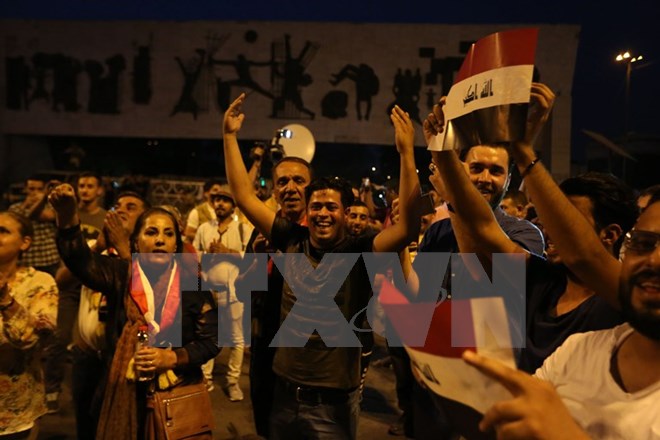 Người dân Iraq tập trung tại quảng trường Tahrir ở thủ đô Baghdad, mừng thành phố Mosul được giải phóng hoàn toàn khỏi IS ngày 9/7. (Nguồn: THX/TTXVN)