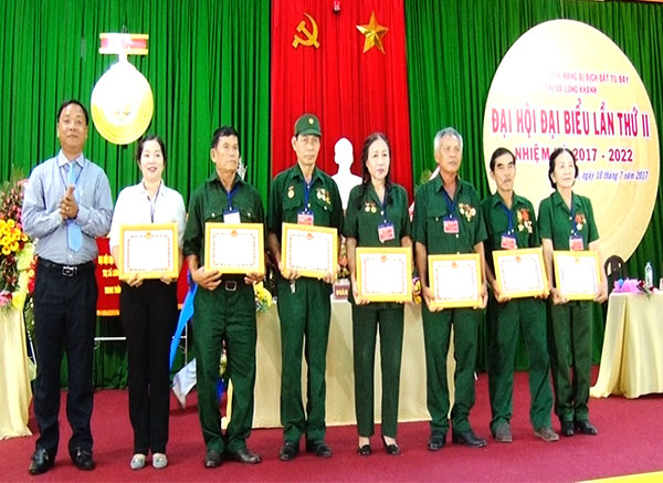 UBND thị xã Long Khánh tặng giấy khen cho 7 tập thể và 12 cá nhân đã có thành tích xuất trong công tác hội trong (Nhiệm kỳ 2012-2017).