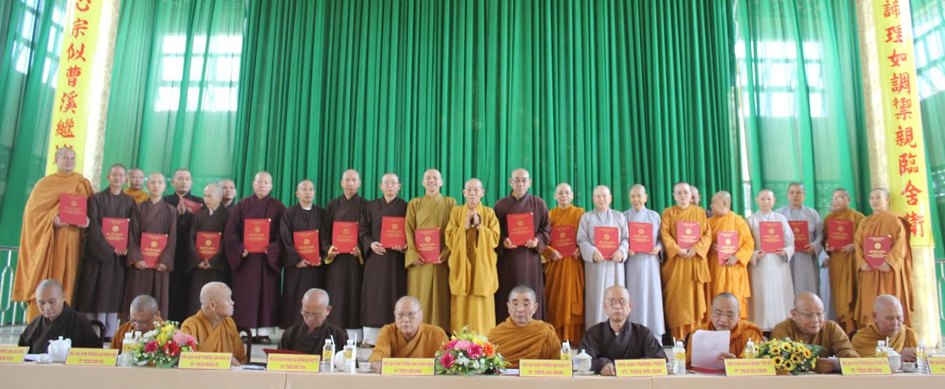 đại diện Hội đồng trị sự Trung ương Giáo hội Phật giáo Việt Nam trao quyết định chuẩn y nhân sự Ban Trị sự Giáo hội Phật giáo tỉnh khóa VIII, nhiệm kỳ 2017 -2022 (ảnh: Tương Minh).