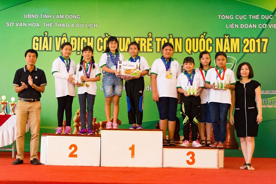 Thái Ngọc Tường Minh - Đinh Nguyễn Hiền Anh nhận HCB đồng đội U.11 nữ cờ nhanh