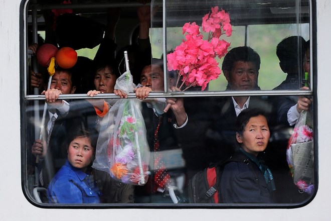 Người dân di chuyển trên tàu điện ở Bình Nhưỡng. (nguồn: Reuters)