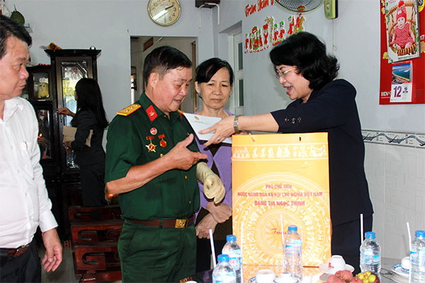  Phó chủ tịch nước Đặng Thị Ngọc Thịnh thăm, tặng quà cho vợ chồng thương binh Nguyễn Văn Tường