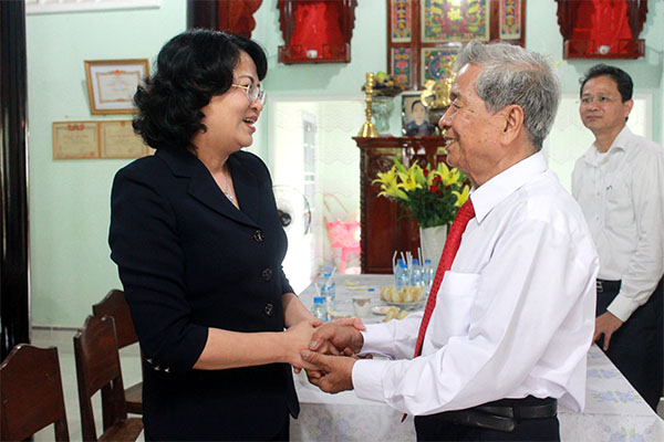 Phó chủ tịch nước Đặng Thị Ngọc Thịnh tri ân những đóng góp to lớn mà gia đình tiến sĩ Huỳnh Văn Tâm đã đóng góp cho đất nước