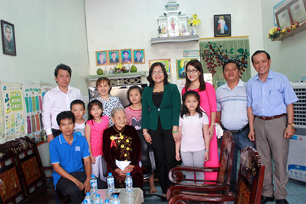  Phó chủ tịch UBND tỉnh Nguyễn Hòa Hiệp chụp hình lưu niệm cùng gia đình Mẹ Nguyễn Thị Mùi.