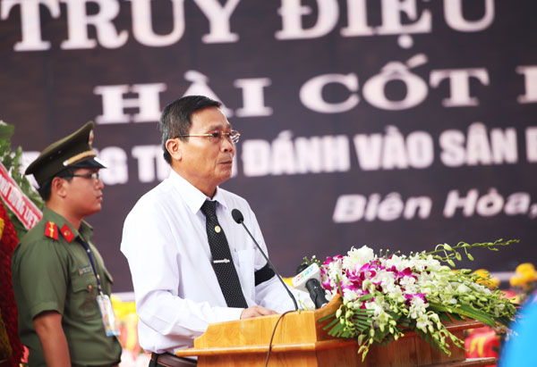 Ủy viên Ban TVTU, Bí thư Thành ủy Nguyễn Văn Dành đọc điếu văn tại buổi lễ