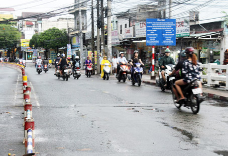Các xe máy ngang nhiên “nối đuôi” nhau chạy ngược chiều tại khu vực cầu Săn Máu (phường Trảng Dài, TP.Biên Hòa).