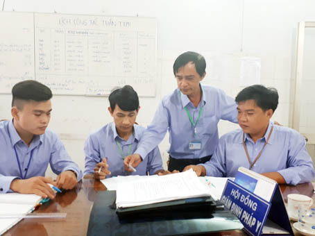 Bác sĩ Nguyễn Gió (bìa phải), Phó giám đốc Trung tâm pháp y Đồng Nai trao đổi với đồng nghiệp về một trường hợp giám định phức tạp.