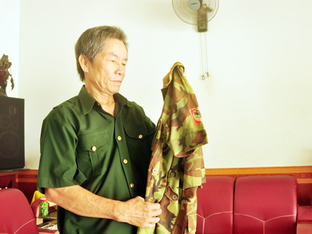 Ông Phạm Thanh Mừng còn giữ lại chiếc áo của lính nhảy dù mà ông mặc đóng giả lính chế độ cũ khi đi thám thính.