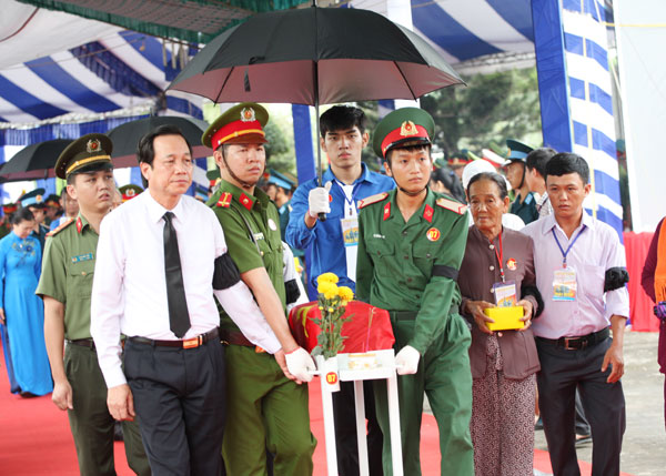 Bộ trưởng Bộ Lao động - thương binh và xã hội Đào Ngọc Dung dự nghi thức di quách hài cốt liệt sĩ