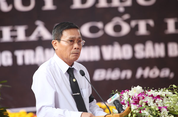 Ủy viên Ban TVTU, Bí thư Thành ủy Biên Hòa Lê Văn Dành đọc điếu văn tại buổi lễ.