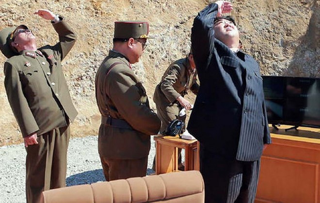 Nhà lãnh đạo Triều Tiên Kim Jong-un theo dõi vụ phóng tên lửa hôm 4/7 vừa qua. (Nguồn: Getty Images)