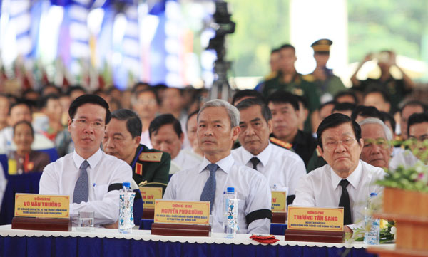 Các đồng chí nguyên lãnh đạo và lãnh đạo Trung ương, Đồng Nai tham dự buổi lễ.