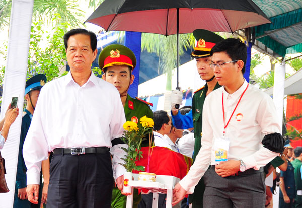 Nguyên Ủy viên Bộ Chính trị, nguyên Thủ tướng Chính phủ Nguyễn Tấn Dũng tham gia nghi thức di quách