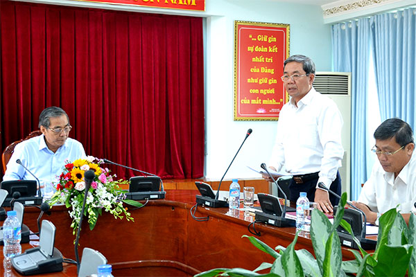 Phó Chủ tịch UBND tỉnh Nguyễn Quốc Hùng báo cáo giải trình về tiến độ các công trình (NQH – K.Giới)