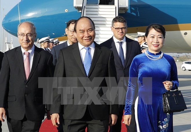 Thủ tướng Nguyễn Xuân Phúc đến sân bay Frankfurt (Ảnh: Thống Nhất/TTXVN)