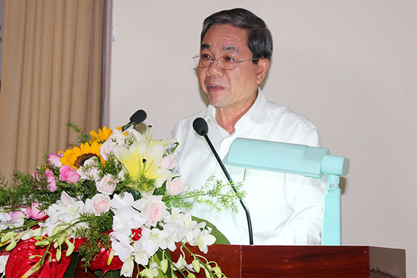 Phó Chủ tịch UBND tỉnh Nguyễn Quốc Hùng phát biểu tại hội thảo.