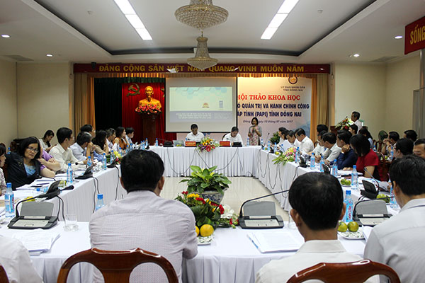 Các đại biểu nghe đại diện Học viện chính trị Quốc gia Hồ Chí Minh phân tích thực trạng chỉ số PAPI 2016 của Đồng Nai