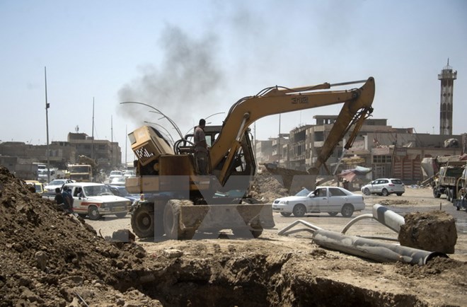 Dọn dẹp đường phố Mosul ngày 12/7 sau khi Chính phủ Iraq tuyên bố giành chiến thắng trước IS. (Nguồn: AFP/TTXVN)