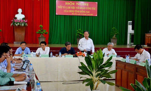 Phó chủ tịch UBND tỉnh Nguyễn Quốc Hùng phát biểu tại buổi làm việc