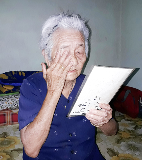 Mỗi lần nhìn lại di ảnh của con - liệt sĩ Phạm Văn Mai là mẹ Nguyễn Thị Được (84 tuổi, ngụ xã Xuân Mỹ, huyện Cẩm Mỹ) đều không cầm được nước mắt.
