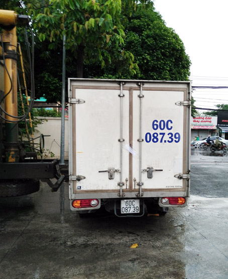 Lực lượng công an kiểm tra kho hàng của Nguyễn Văn Sứ và chiếc xe tải Nguyễn Văn Sứ dùng vận chuyển hàng nghi làm giả đi tiêu thụ.
