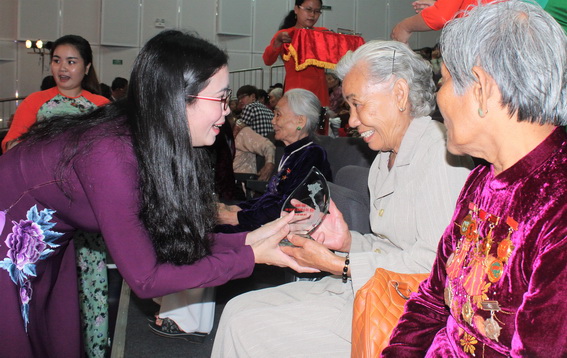 Chủ tịch Hội Liên hiệp phụ nữ tỉnh Lê Thị Ngọc Loan trao biểu trưng tôn vinh các Mẹ Việt Nam anh hùng; mẹ, vợ liệt sĩ tiêu biểu