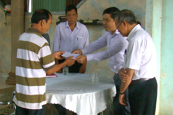 Huyện ủy, HĐND, UBND Huyện Xuân Lộc đã tổ chức các đoàn đến thăm và tặng quà cho các đối tượng chính sách