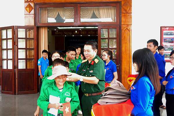 Đồng chí Đại tá Nguyễn Thanh Tài, Lữ đoàn trưởng, Lữ đoàn 75 động viên các “chiến sỹ nhí”