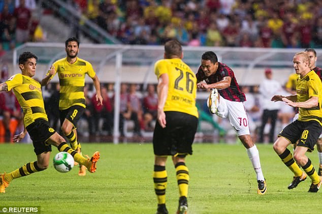 Bacca (áo đỏ-đen) ghi bàn nhưng không thể giúp Milan tránh khỏi thất bại. (Nguồn: Reuters)