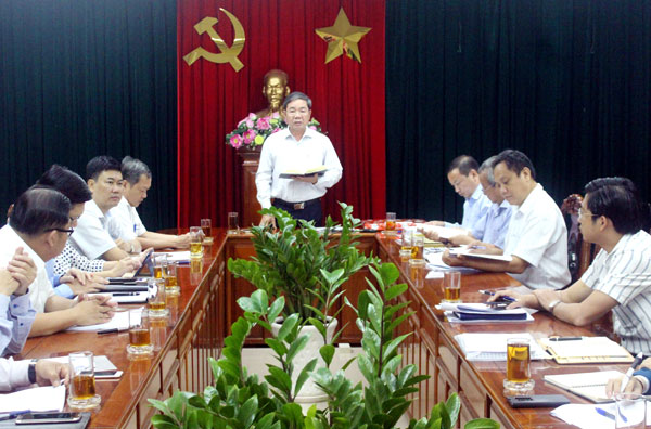 Phó chủ tịch UBND tỉnh Nguyễn Quốc Hùng, Trưởng ban chỉ đạo đổi mới và phát triển doanh nghiệp tỉnh phát biểu tại cuộc họp.
