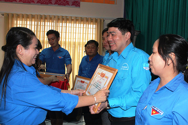 Chủ tịch Hội Liên hiệp thanh niên tỉnh Nguyễn Thanh Hiền trao giấy khen cho các tập thể đạt thành tích xuất sắc trong công tác Hội và phong trào thanh niên nửa nhiệm kỳ VI 