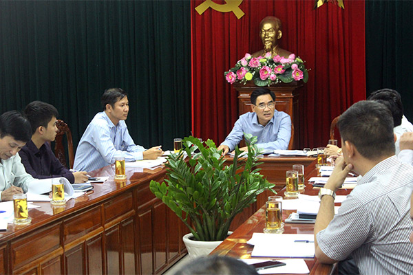 Phó chủ tịch UBND tỉnh Trần Văn Vĩnh chủ trì buổi làm việc.