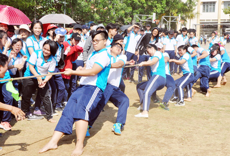 Đoàn viên, học sinh Trường THPT Nguyễn Hữu Cảnh tham gia kéo co nhân kỷ niệm Ngày thành lập Đoàn 26-3. (Ảnh: Đoàn trường cung cấp)