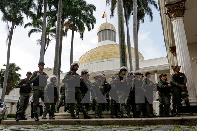 Binh sỹ quân đội Venezuela gác trước tòa nhà Quốc hội ở Caracas ngày 5/7. (Nguồn: EPA/TTXVN)