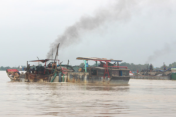 Trước đó nhiều ghe khai thác cát lậu vẫn ngang nhiên hoạt động trên sông Đồng Nai đoạn qua xã Long Tân được phóng viên báo Đồng Nai ghi nhận vào giữa năm 2016.