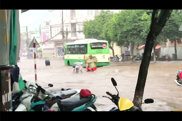 Một số tuyến đường ở nội ô thị xã Long Khánh bị ngập