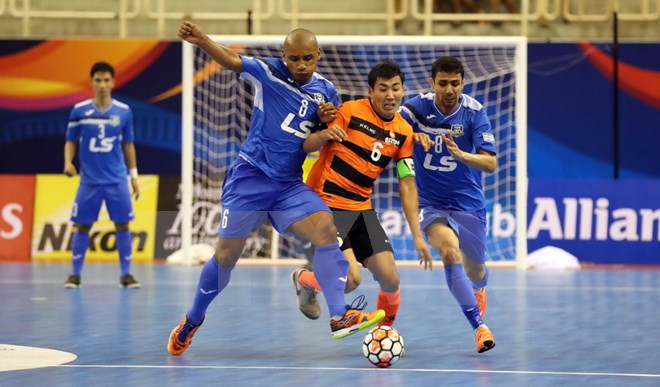 Pha tranh bóng giữa cầu thủ hai đội câu lạc bộ Thái Sơn Nam FC (Việt Nam, áo xanh) với câu lạc bộ FC EREM (Kyrgyzstan, áo cam). (Ảnh: Mạnh Linh/TTXVN)